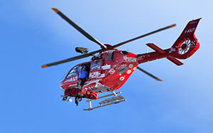 Der Verletzte wird mit dem Artzt oder mit dem Flugretter bis zur Kabine des Hubschraubers hochgezogen.