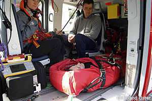 Il ferito viene bloccato alla pedana dell’elicottero e l’equipaggio allaccia le proprie cinture di sicurezza.